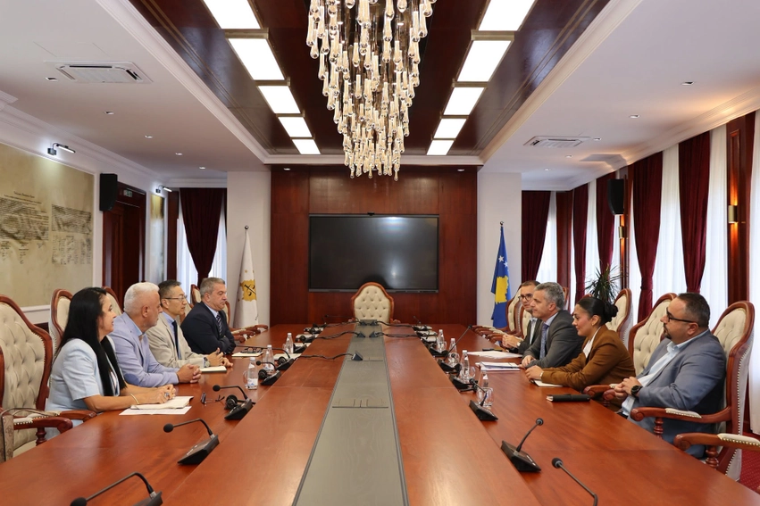 Gashi takon përfaqësuesit e UNMIK-ut, paralajmëron konkurs për prokurorë të rinj 3 gashi takon perfaqesuesit e unmik ut paralajmeron konkurs per prokurore te rinj 6a5f952ebddae