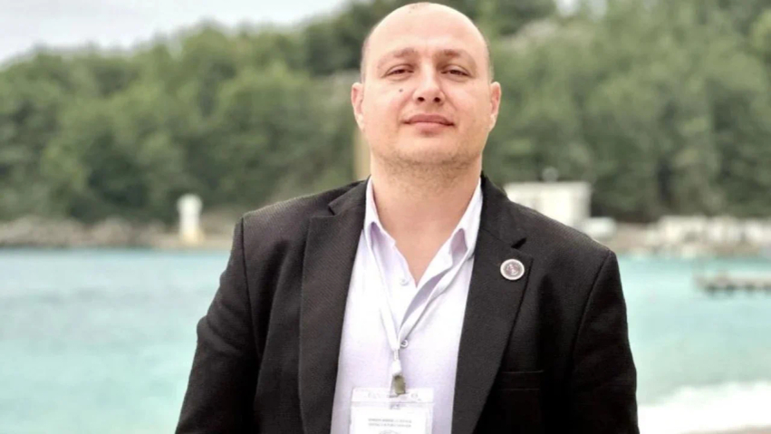 Gazetari Enrik Mehmeti u nda nga jeta tragjikisht, në lot i jepet lamtumira e fundit, pjesëmarrës edhe kryeministri Rama 1 gazetari enrik mehmeti u nda nga jeta tragjikisht ne lot i jepet lamtumira e fundit pjesemarres edhe kryeministri rama 6a5cba64f3321