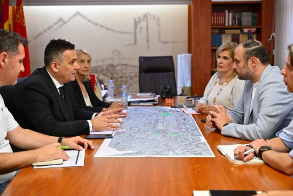 Gjorgjievski dhe Hoxha diskutojnë projektet kyçe për përmirësimin e mjedisit në Shkup 3 gjorgjievski dhe hoxha diskutojne projektet kyce per permiresimin e mjedisit ne shkup 6a56b46f53249