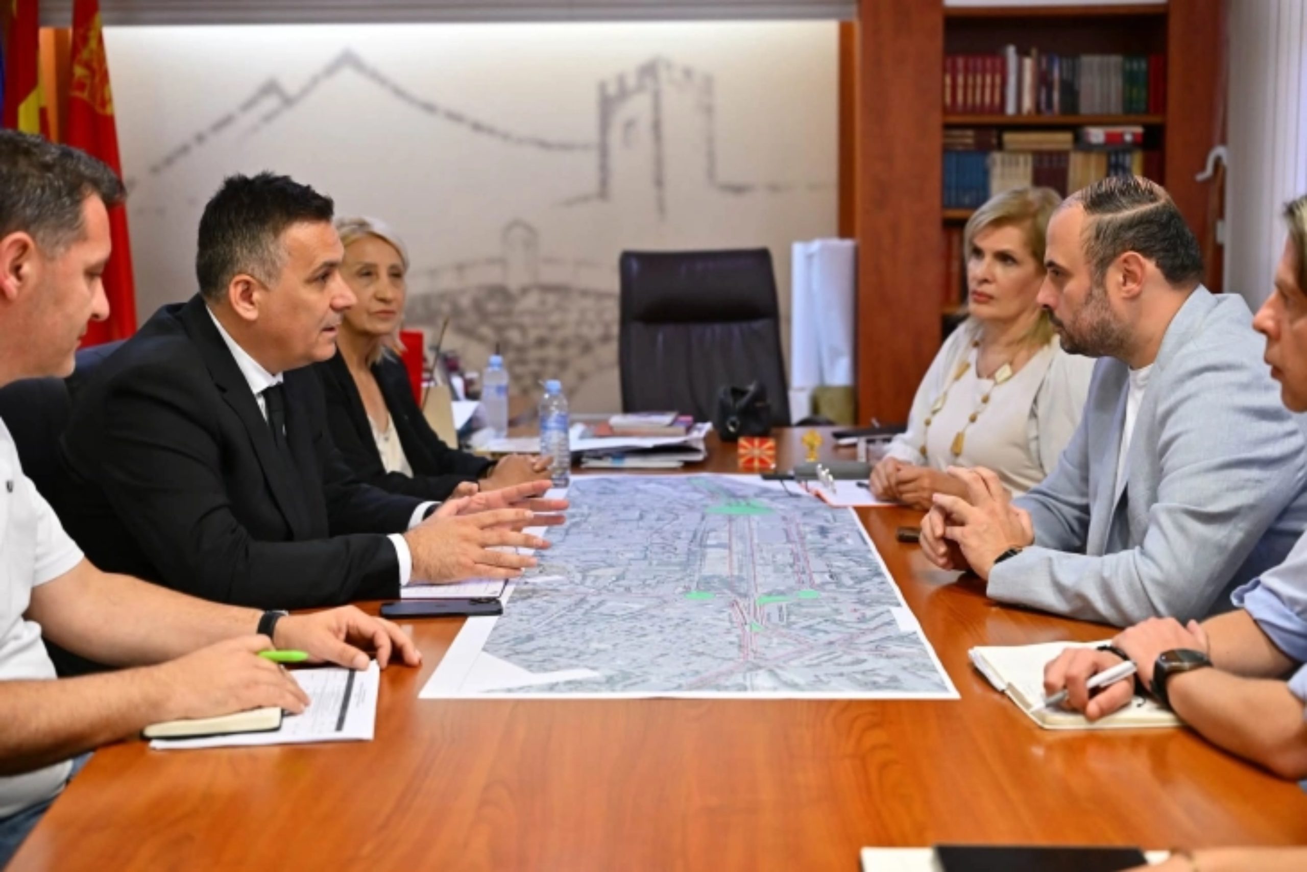 Gjorgjievski dhe Hoxha diskutojnë projektet kyçe për përmirësimin e mjedisit në Shkup 1 gjorgjievski dhe hoxha diskutojne projektet kyce per permiresimin e mjedisit ne shkup 6a56b46f53249