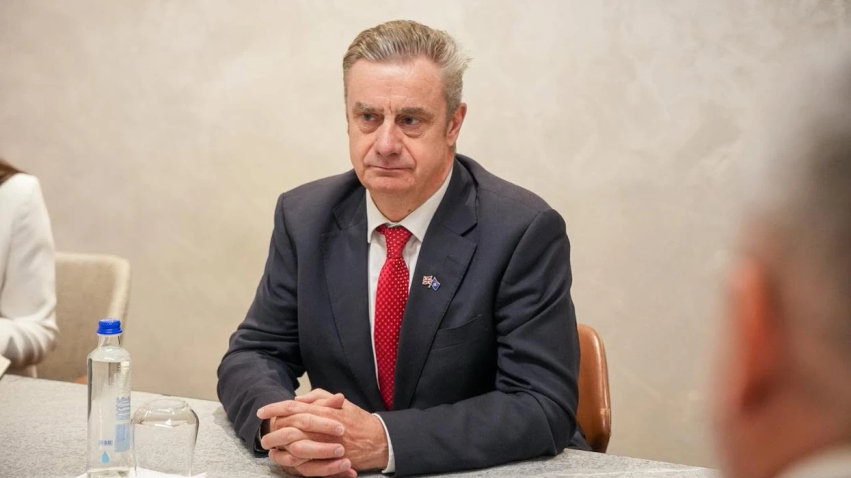 Hargreaves për takimet me Maqedoncin dhe Jasharin: Mbështetje për FSK-në për përafrim me strukturat e NATO-s 2 hargreaves per takimet me maqedoncin dhe jasharin mbeshtetje per fsk ne per perafrim me strukturat e nato s 6a56aed3937e0