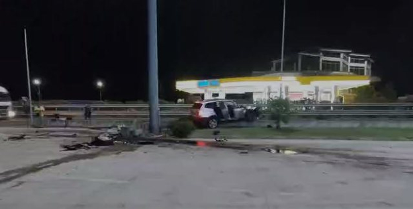 humb kontrollin e makines ne autostraden lac mamurras perplas disa automjete te parkuara dhe demton nje pike karburanti 6a5498ef62d4b