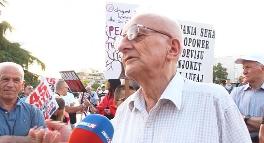 I moshuari nga sheshi “Skënderbej”: Rama në vdekje klinike, ikën vetëm me dhunë! 1 i moshuari nga sheshi skenderbej rama ne vdekje klinike iken vetem me dhune 6a56771329f4d