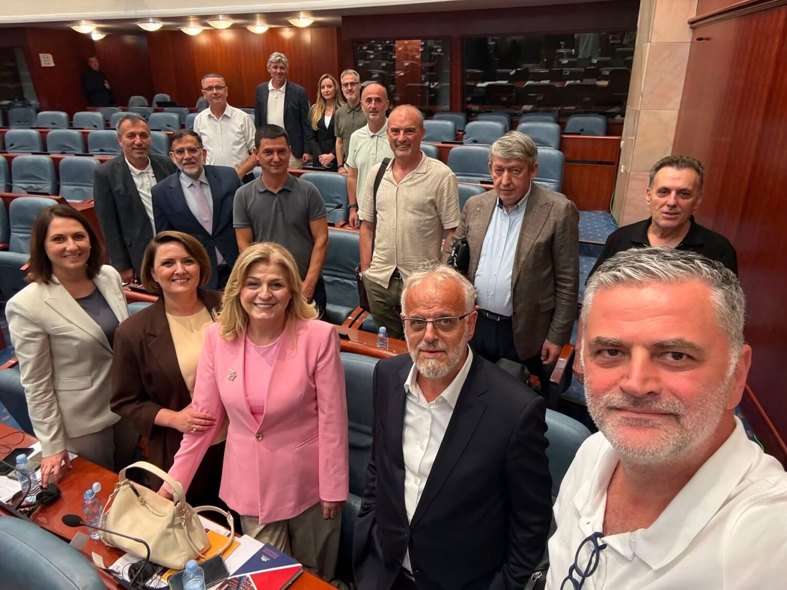 Ilir Hasani: Bllokuam seancën e Kuvendit, nuk lejojmë votim pa u përfshirë ligji për Përfaqësimin e Drejtë 1 ilir hasani bllokuam seancen e kuvendit nuk lejojme votim pa u perfshire ligji per perfaqesimin e drejte 6a591f2e66260