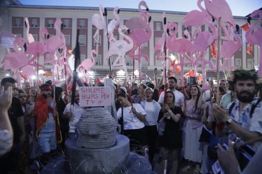 “Jeni shumë, bëni ç’të doni”! Dita e 35-të e tubimit, tortë Ramës për ditëlindje: Protestuesit marshojnë drejt komisariatit 2 jeni shume beni cte doni dita e 35 te e tubimit torte rames per ditelindje protestuesit marshojne drejt komisariatit 6a49805235aca