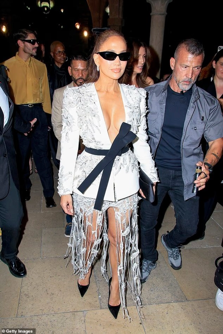 jennifer lopez me gjoksin ne pah mahnit ne javen e modes ne paris 6a4eab62555e2