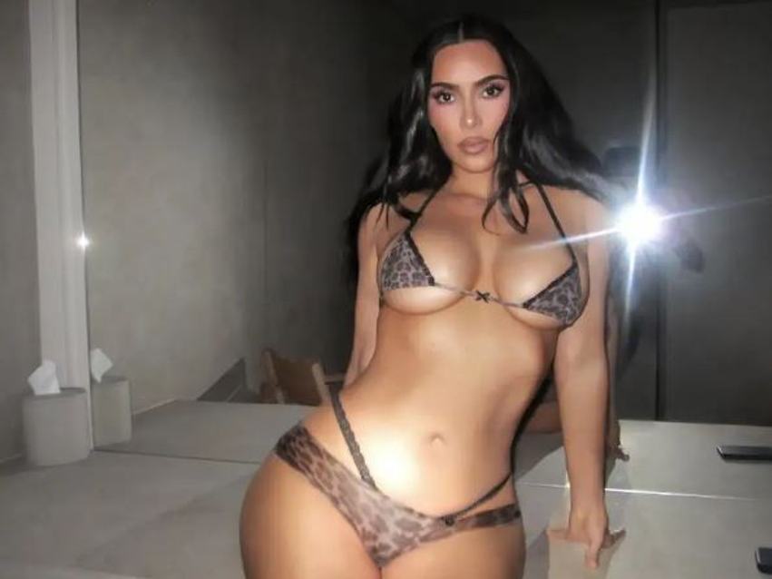 Kim Kardashian “ndez” rrjetin, pozon me të brendshme 3 kim kardashian ndez rrjetin pozon me te brendshme 6a49817d95bc2