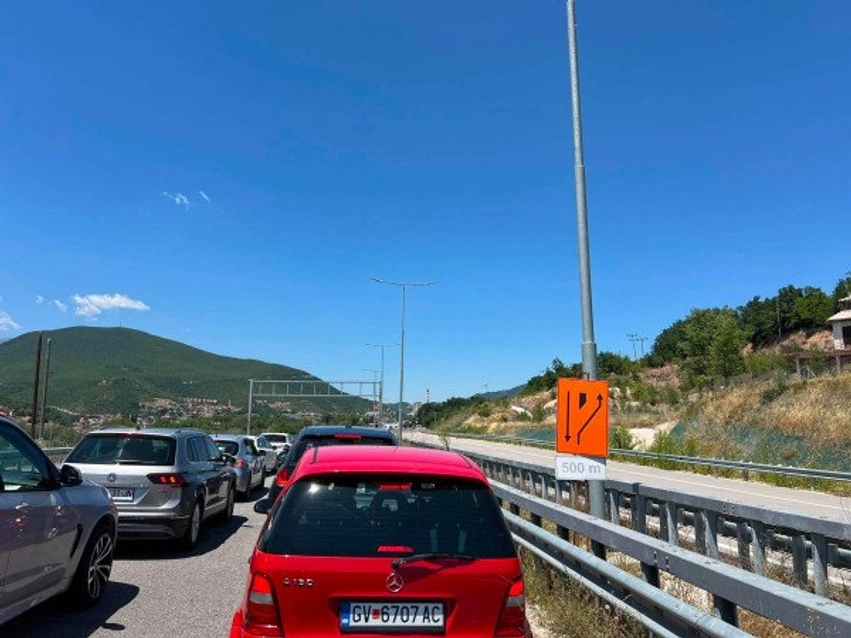 kolona te gjata ne pike kalimin kufitar hani i elezit 6a522dce7a05d