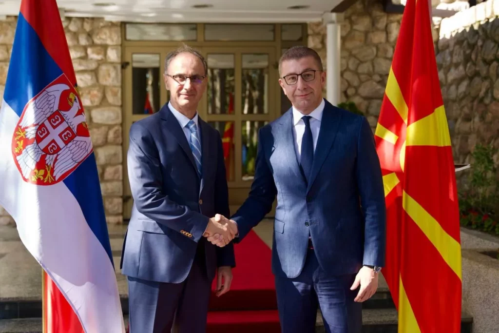 Kryeministri serb Gjuro Macut për vizitë në Ohër, u takua me Mickoskin 3 kryeministri serb gjuro macut per vizite ne oher u takua me mickoskin 6a6d01cf9b1e1