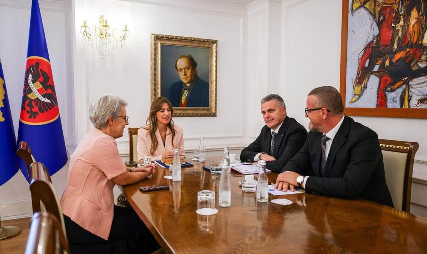 kryesuesi i kpk se arian gashi mori pjese ne takimin e perbashket me ushtruesen e detyres se presidentes dhe ministren e drejtesise 6a4d3c1381a2b