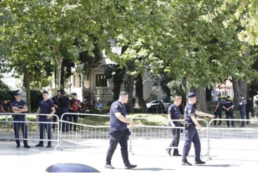 Kuvendi i Shqipërisë nën masa të rrepta sigurie, rrethohet me gardh metalik 3 kuvendi i shqiperise nen masa te rrepta sigurie rrethohet me gardh metalik 6a54d134122b7