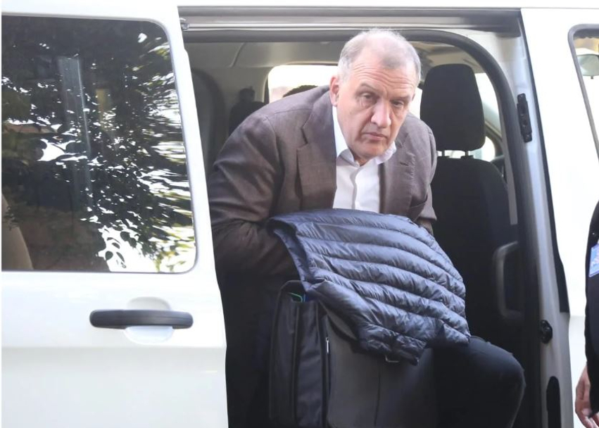 Lirohet nga burgu ish-ministri Ilir Beqaj, lihet në arrest shtëpie 3 lirohet nga burgu ish ministri ilir beqaj lihet ne arrest shtepie 6a6c8c5eaee60