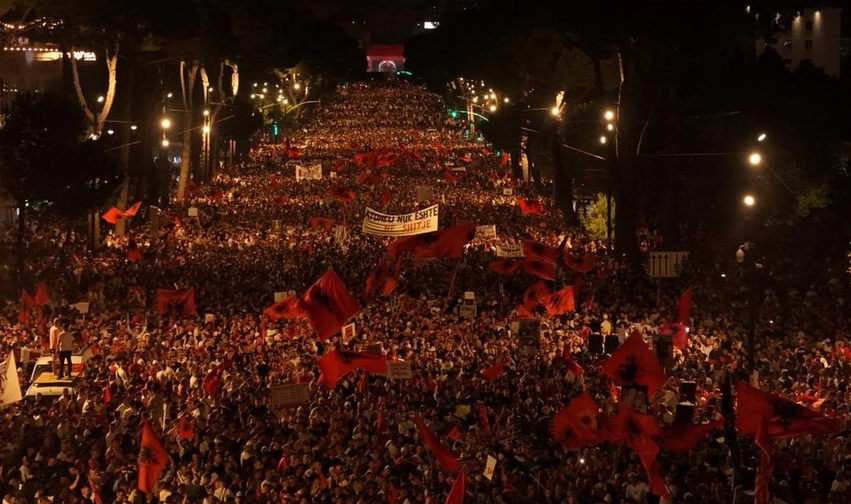 Media amerikane: Revolucioni i Flamingove u shndërrua në protesta masive kundër qeverisë! 2 media amerikane revolucioni i flamingove u shnderrua ne protesta masive kunder qeverise 6a59def215de1