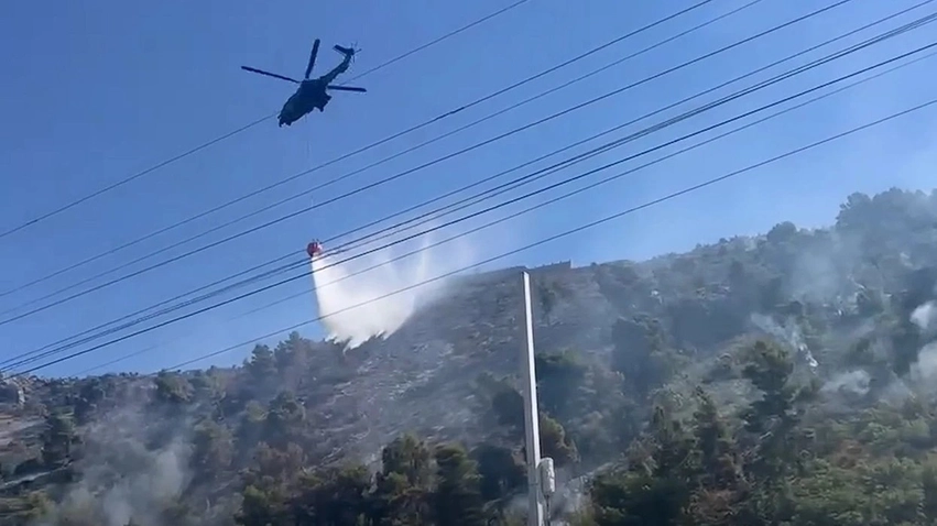 Ministria e Mbrojtjes: 16 vatra zjarri në disa qarqe të Shqipërisë janë nën kontroll, 5 ende aktive 1 ministria e mbrojtjes 16 vatra zjarri ne disa qarqe te shqiperise jane nen kontroll 5 ende aktive 6a4a999a043f5