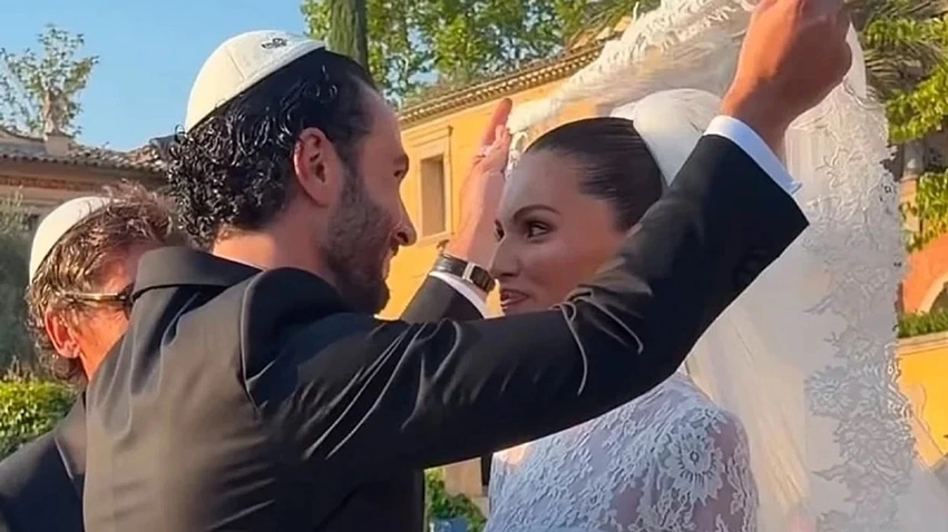 Modelja që u quajt vajza më e bukur në botë organizoi një dasmë luksoze për herë të dytë 3 modelja qe u quajt vajza me e bukur ne bote organizoi nje dasme luksoze per here te dyte 6a6d19fc657d7