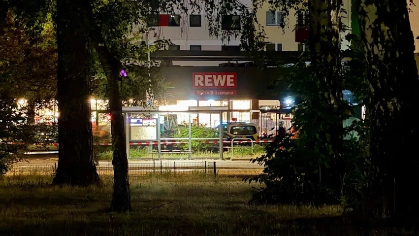 Momente dramatike në Berlin! Kërcënon se do e vrasë, një burrë merr peng një grua në një supermarket 3 momente dramatike ne berlin kercenon se do e vrase nje burre merr peng nje grua ne nje supermarket 6a51da3051d1a