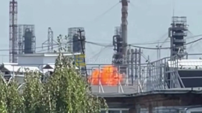 Momenti kur droni ukrainas godet direkt rafinerinë ruse të naftës në Tyumen 3 momenti kur droni ukrainas godet direkt rafinerine ruse te naftes ne tyumen 6a65d8f08c591