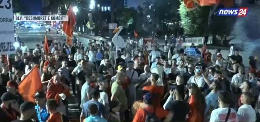 “Nesër më shumë”, përfundon protesta e 49 kundër kryeministrit, qytetarët kërkojnë dorëheqjen e panegociueshme të Ramës 3 neser me shume perfundon protesta e 49 kunder kryeministrit qytetaret kerkojne doreheqjen e panegociueshme te rames 6a5bf54f33d17
