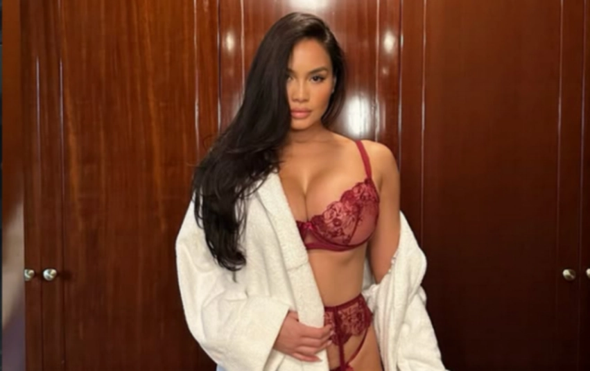 “Pamje me pullë të kuqe”, modelja “ndez” rrjetin me fotot sensuale para pasqyrës 3 pamje me pulle te kuqe modelja ndez rrjetin me fotot sensuale para pasqyres 6a51dafbb744c