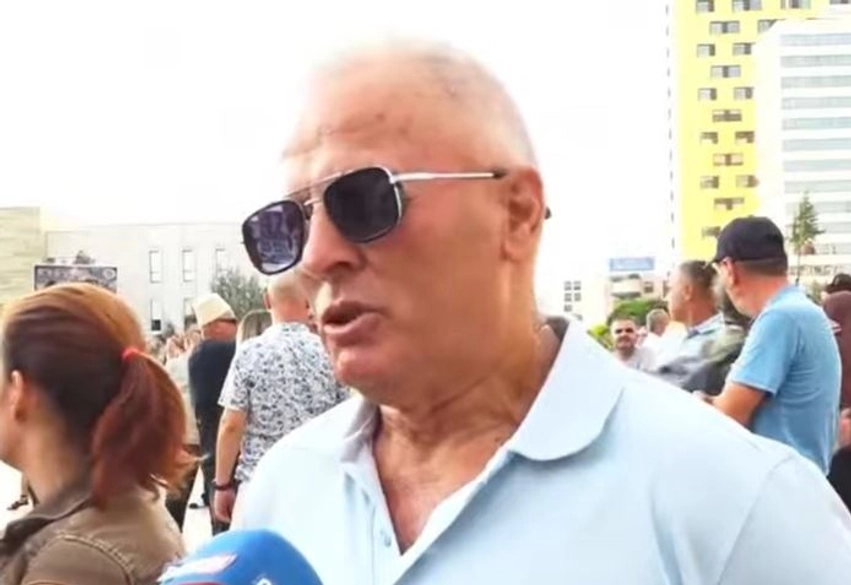 Pensionisti vjen nga Durrësi çdo ditë me autobus për t’iu bashkuar protestës: Rama, fatkeqësi për kombin tonë. Do të ikë shumë shpejt! 3 pensionisti vjen nga durresi cdo dite me autobus per tiu bashkuar protestes rama fatkeqesi per kombin tone do te ike shume shpejt 6a591a102f89b