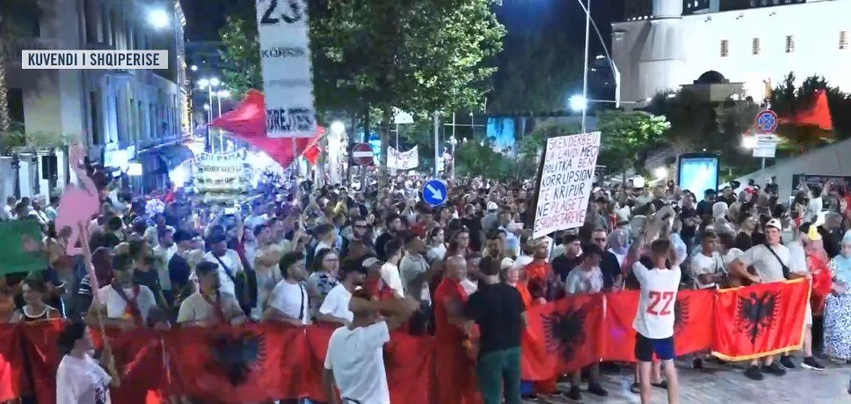 perfundon protesta e 53 te kunder edi rames qytetaret mbyllin marshimin me thirrje per tu bashkuar te enjten para parlamentit neser me shume 6a613b52996f1