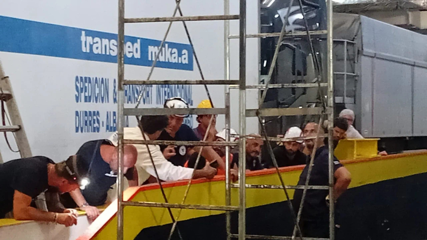 prej 7 oresh te bllokuar ne tragetin durres bari defekti pengon daljen e automjeteve dhe kamioneve 6a54ed4f99b5e