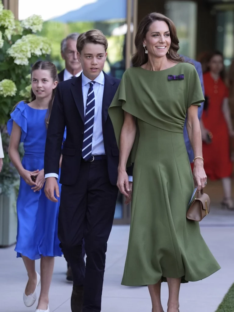 princi william dhe princesha kate shfaqen me george dhe charlotte ne finalen e wimbledonit te gjithe syte tek familja mbreterore 6a53b9203a3b5