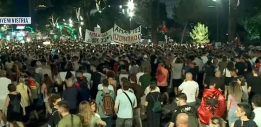 protesta e 33 te per largimin e rames qytetaret marshojne drejt komisariati nr 3 ku mbahen protestuesit e arrestuar lironi cunat 6a46dd5170f27