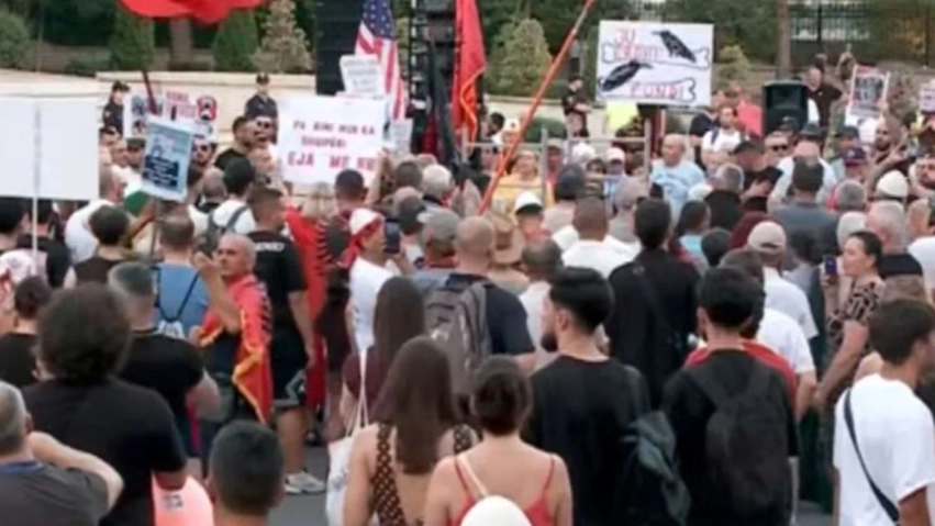 Protesta e bulevardit kundër “Kuvendit Kombëtar”: Jo negociata nëpër zyra, përfaqësuesit janë në shesh 1 protesta e bulevardit kunder kuvendit kombetar jo negociata neper zyra perfaqesuesit jane ne shesh 6a5bd92f5f5fd