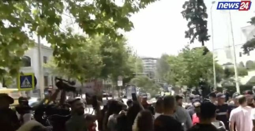 Protesta para Kuvendit/ Pritet mbërritja e deputetëve, qytetarët zhvendosen te hyrja kryesore, këndojnë në kor: Parlament i krimit! 2 protesta para kuvendit pritet mberritja e deputeteve qytetaret zhvendosen te hyrja kryesore kendojne ne kor parlament i krimit 6a5defcc01cdc