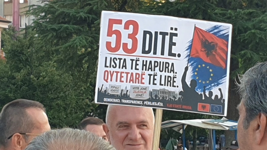 protesta vazhdon sepse problemet vazhdojne pankartat e qytetareve ne protesten e 53 te kunder rames kryeministri poston etiketa populli kerkon drejtesi 6a61030f4b050