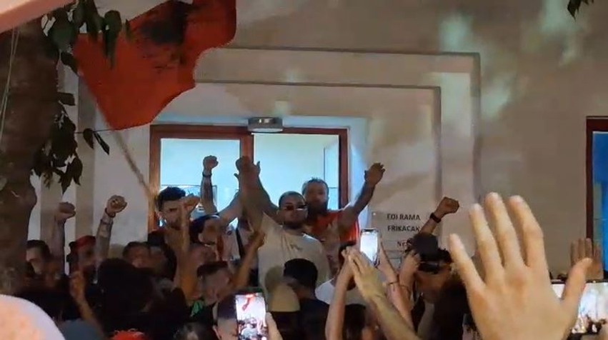 Protestuesit thirrje nga Komisariati nr.3: Lironi çunat! 3 protestuesit thirrje nga komisariati nr 3 lironi cunat 6a46f978bea4d