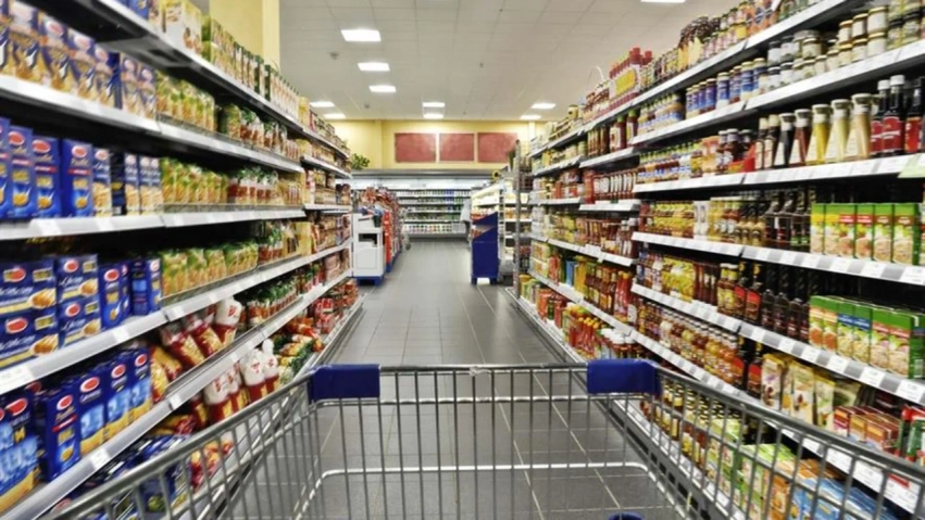 Punonjësja pa eksperiencë parandalon ‘pa dashje’ grabitjen e supermarketit… nuk dinte të hapte arkën e parave 3 punonjesja pa eksperience parandalon pa dashje grabitjen e supermarketit nuk dinte te hapte arken e parave 6a5bd99b0753f