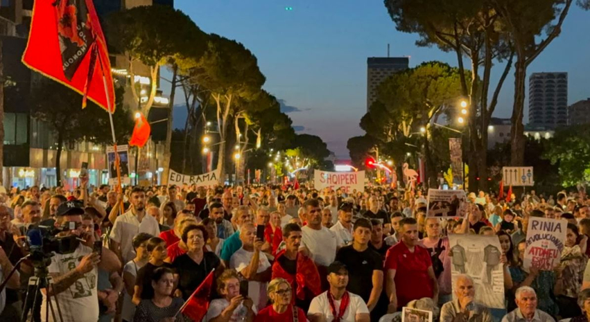 “Rama jepe dorëheqjen”- Pas protestës së 47-të, qytetarët marshojnë rrugëve të Tiranës: Ju erdhi fundi, revolucion! 2 rama jepe doreheqjen pas protestes se 47 te qytetaret marshojne rrugeve te tiranes ju erdhi fundi revolucion 6a5936329cf09