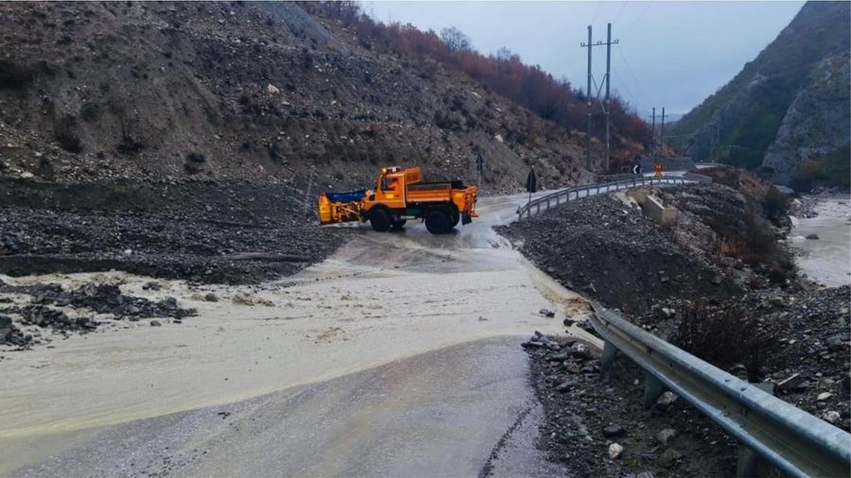 reshjet e fundit shkaktojne renie guresh ne disa rruge ne veri te shqiperise 6a677e7097071