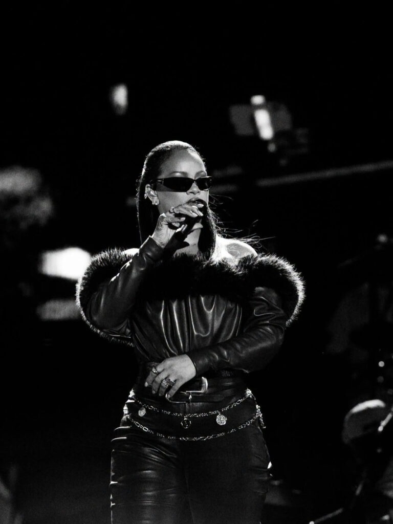 Rihanna rikthehet në skenë si surprizë në koncertin e Jay-Z 2 rihanna rikthehet ne skene si surprize ne koncertin e jay z 6a5526be35bf9
