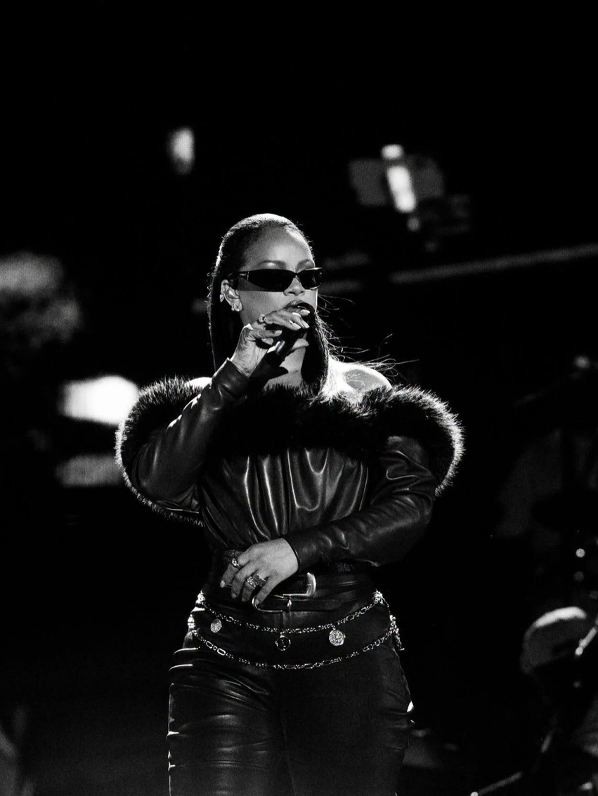 Rihanna rikthehet në skenë si surprizë në koncertin e Jay-Z 1 rihanna rikthehet ne skene si surprize ne koncertin e jay z 6a5526be35bf9