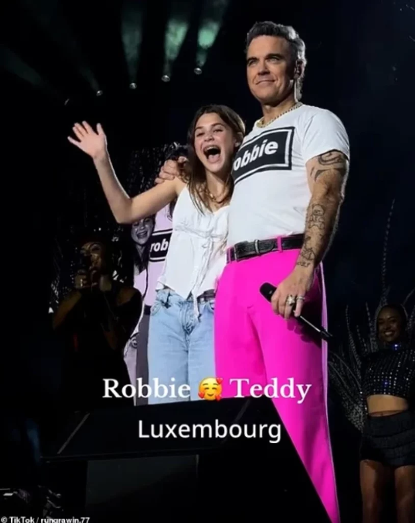 Robbie Williams ngjitet në skenë me vajzën e tij 13-vjeçare, gjatë koncertit në Luksemburg 3 robbie williams ngjitet ne skene me vajzen e tij 13 vjecare gjate koncertit ne luksemburg 6a516a83873de