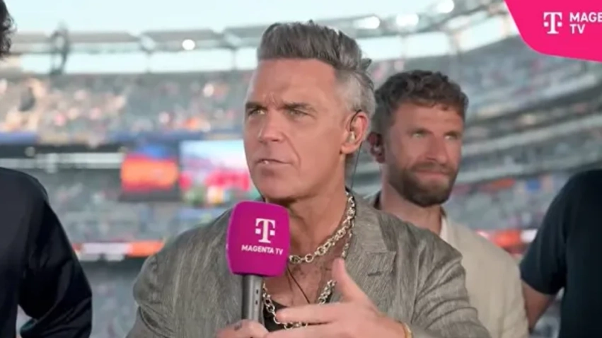 Robbie Williams sqaron videon virale nga intervista në finalen e Botërorit 3 robbie williams sqaron videon virale nga intervista ne finalen e boterorit 6a5e997bf39c0
