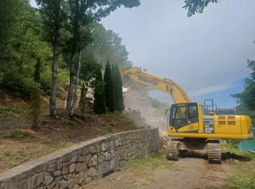 Rrënimet te Ujmani, ambasada britanike: Të shqetësuar, veprime derisa procedurat gjyqësore po vazhdojnë 2 rrenimet te ujmani ambasada britanike te shqetesuar veprime derisa procedurat gjyqesore po vazhdojne 6a60e6752beb0
