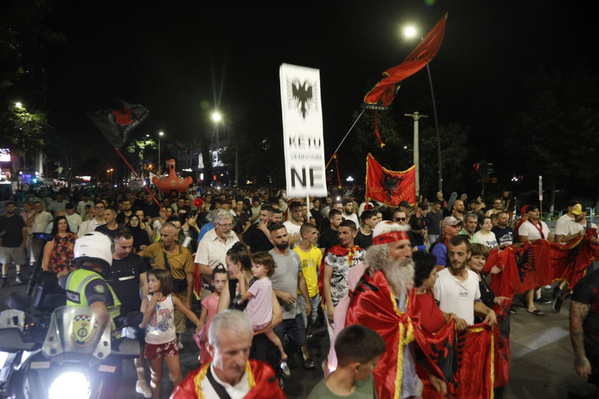 “Shqipëria kërkon revolucion!”- Përfundon protesta e 60-të kundër qeverisë, qytetarët pas dy muajsh qëndresë: Nesër më shumë! Rama jep dorëheqjen 3 shqiperia kerkon revolucion perfundon protesta e 60 te kunder qeverise qytetaret pas dy muajsh qendrese neser me shume rama jep doreheqjen 6a6a75d141c0a