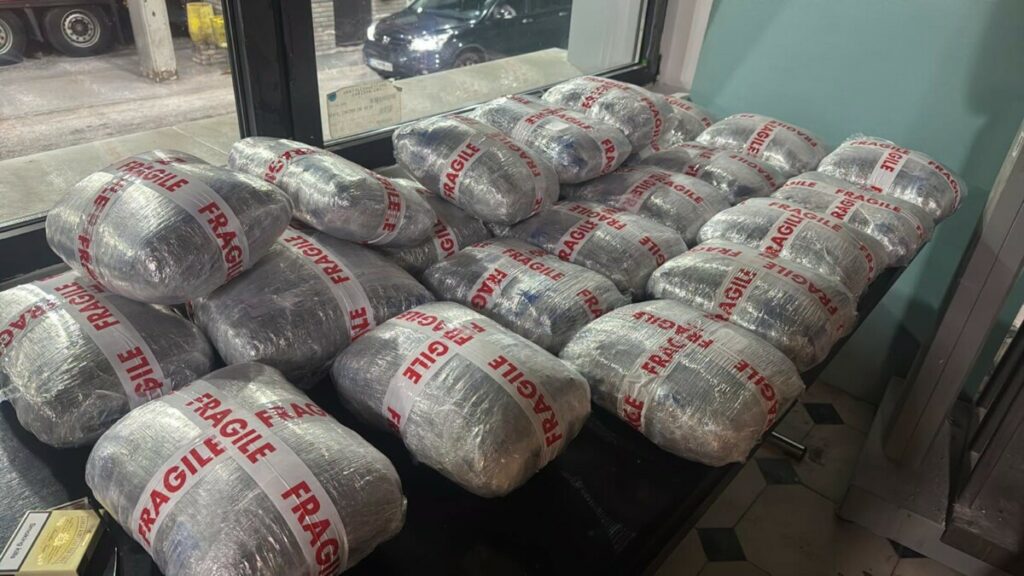 Shtetasi shqiptar arrestohet në Maqedoni, policia i gjen drogë në kamion 3 shtetasi shqiptar arrestohet ne maqedoni policia i gjen droge ne kamion 6a4f904ddcf7d