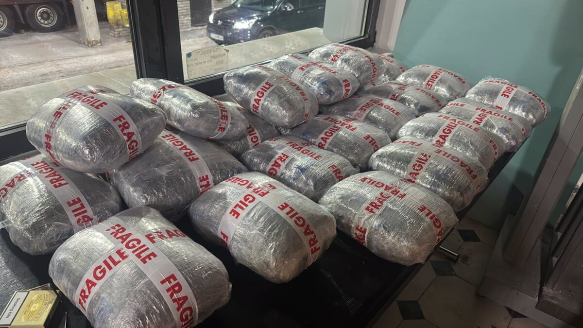Shtetasi shqiptar arrestohet në Maqedoni, policia i gjen drogë në kamion 1 shtetasi shqiptar arrestohet ne maqedoni policia i gjen droge ne kamion 6a4f904ddcf7d