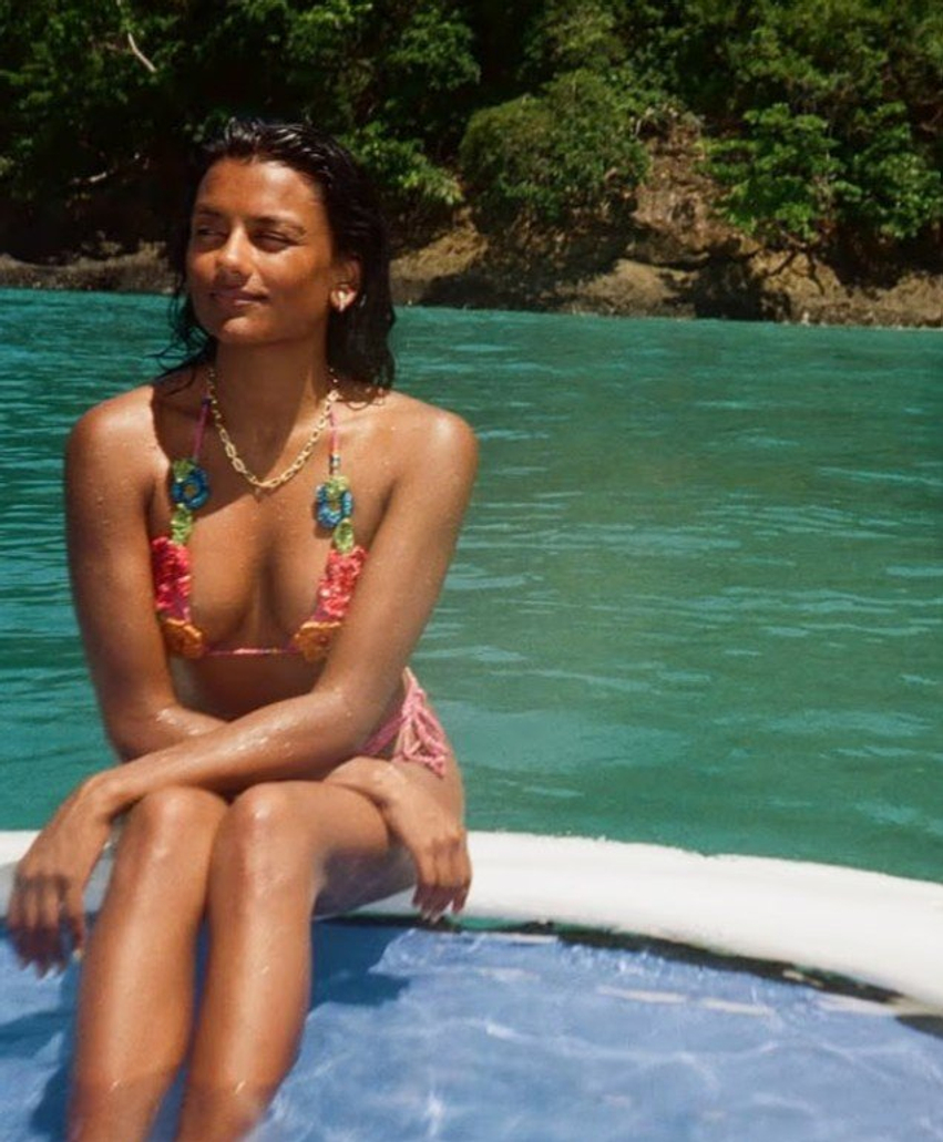 simone ashley mahnit me bikini gjate pushimeve luksoze ndan momente magjepsese nga arratisja verore 6a646c1b6ae42