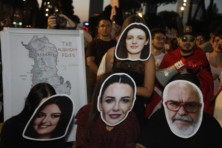 studentet ne proteste imitojne politikanet luajne poker dhe ndajne shqiperine 6a611f2fa6a0d