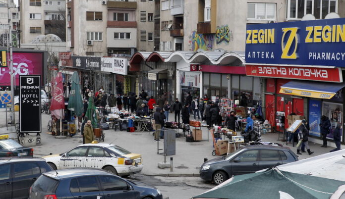 tairi kaos ne bit pazar dhe stacionin e autobuseve trotuaret e bllokuara nga shitesit 6a4b7faf35a28