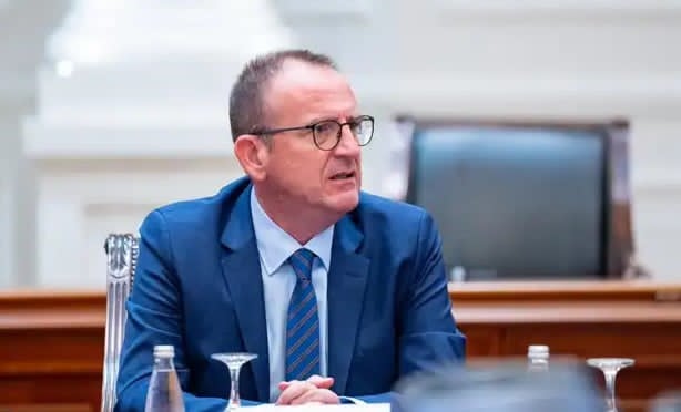 Taravari: 80 për qind e qytetarëve s’i njohin as 2 ministra shqiptarë, s’kanë kurrfarë ndikimi 1 taravari 80 per qind e qytetareve si njohin as 2 ministra shqiptare skane kurrfare ndikimi 6a58aeb0b8b18