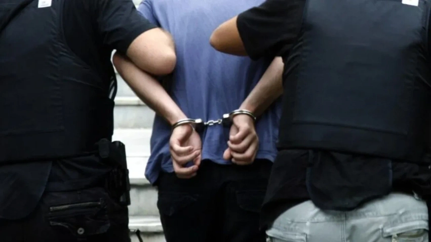 Tentoi të godiste me zinxhirin e qenit mbesën e tij 9-vjeçare, arrestohet 43-vjeçari në Greqi 1 tentoi te godiste me zinxhirin e qenit mbesen e tij 9 vjecare arrestohet 43 vjecari ne greqi 6a476a509a203