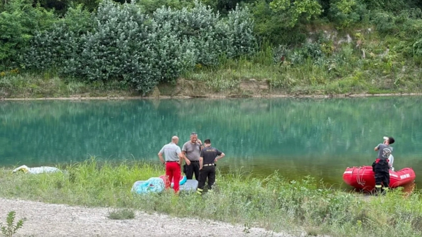 Tragjike në Itali/ U fut në lumë për të shpëtuar djalin e tij, 38-vjeçari merret nga rryma e ujit dhe humb jetën 3 tragjike ne itali u fut ne lume per te shpetuar djalin e tij 38 vjecari merret nga rryma e ujit dhe humb jeten 6a529f10403a6
