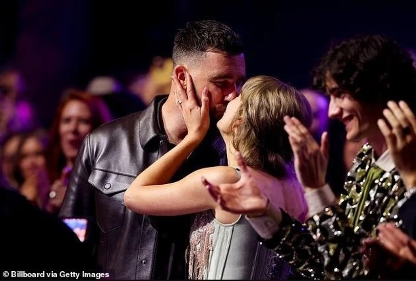 Travis Kelce nuk i mbajti dot lotët në dasmën me Taylor Swift, zbulohet momenti më prekës i ceremonisë 3 travis kelce nuk i mbajti dot lotet ne dasmen me taylor swift zbulohet momenti me prekes i ceremonise 6a4b5f9c34508